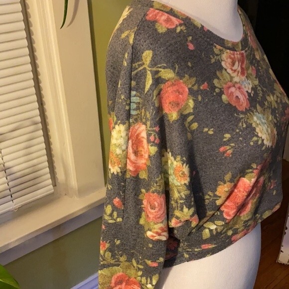 Spring Floral Crop Top - Picture 4 of 7